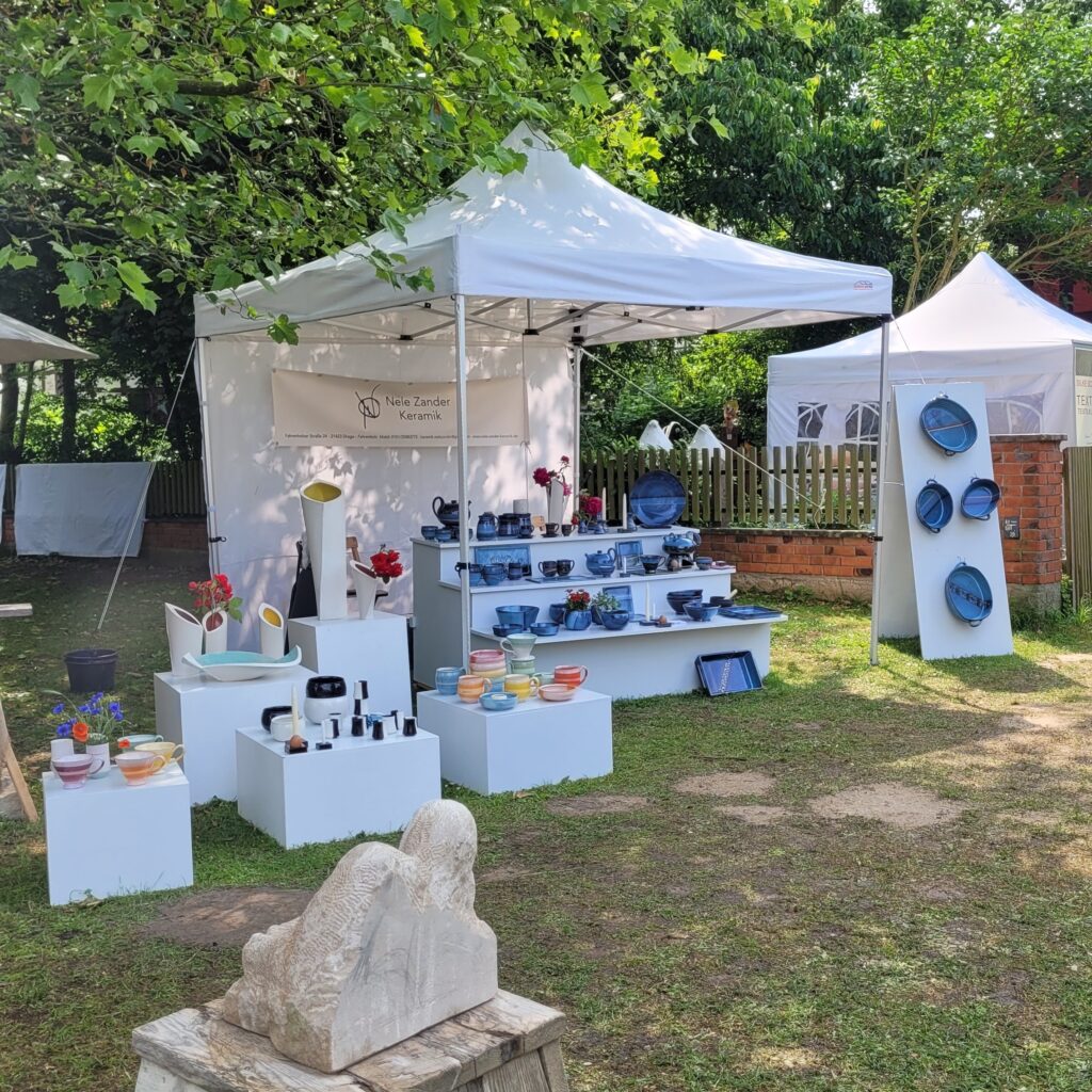 Das Fote zeigt den aktuellen Ausstellungsstand von Nele Zander. Hier aufgebaut in Satemin. Gezeigt wird überwiegend blaue Keramik